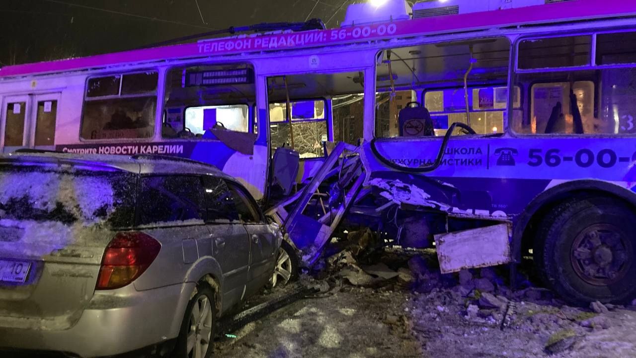 В Петрозаводске легковой автомобиль на большой скорости врезался в троллейбус