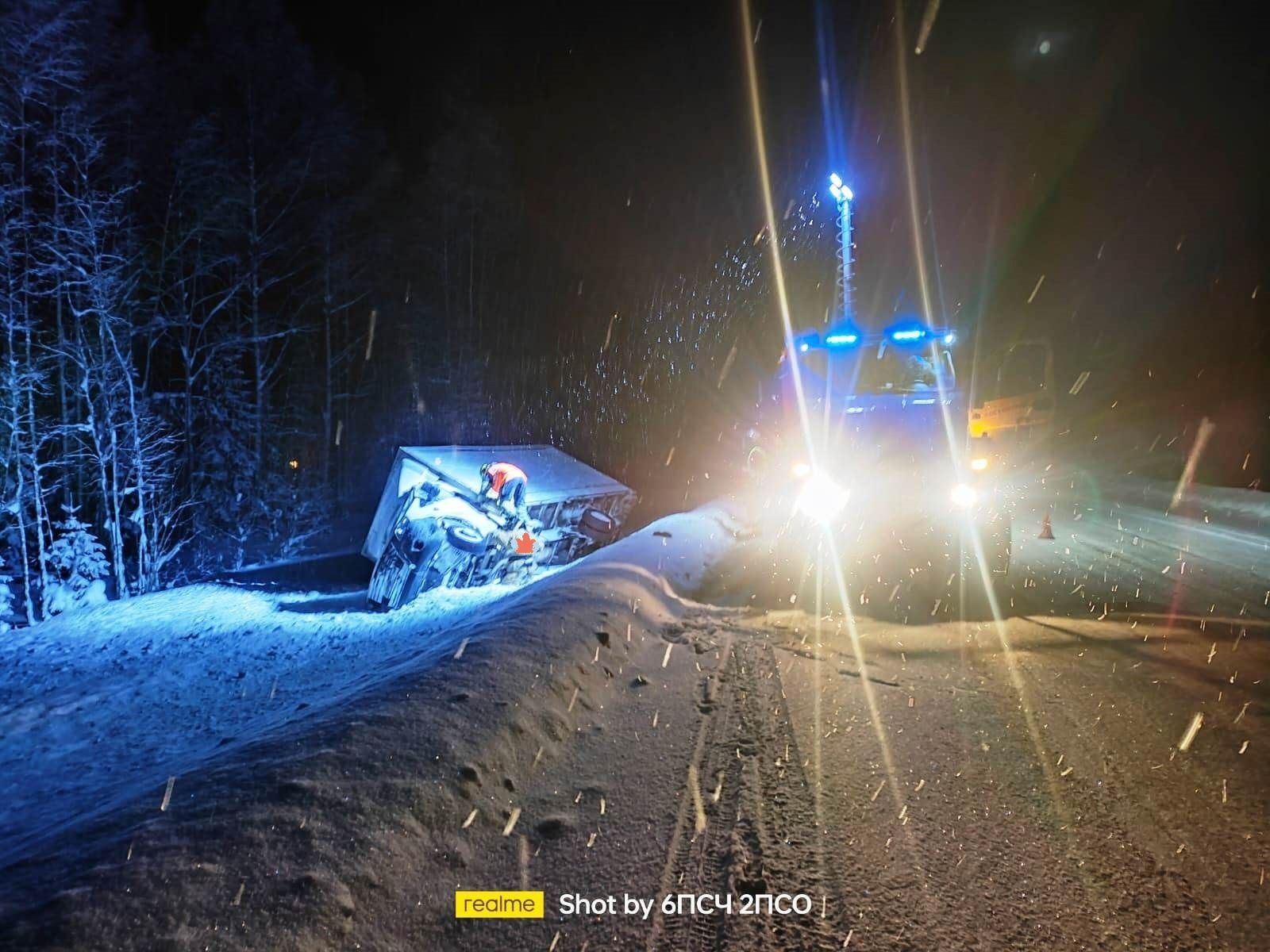 В Карелии фургон съехал с дороги и опрокинулся в сугроб
