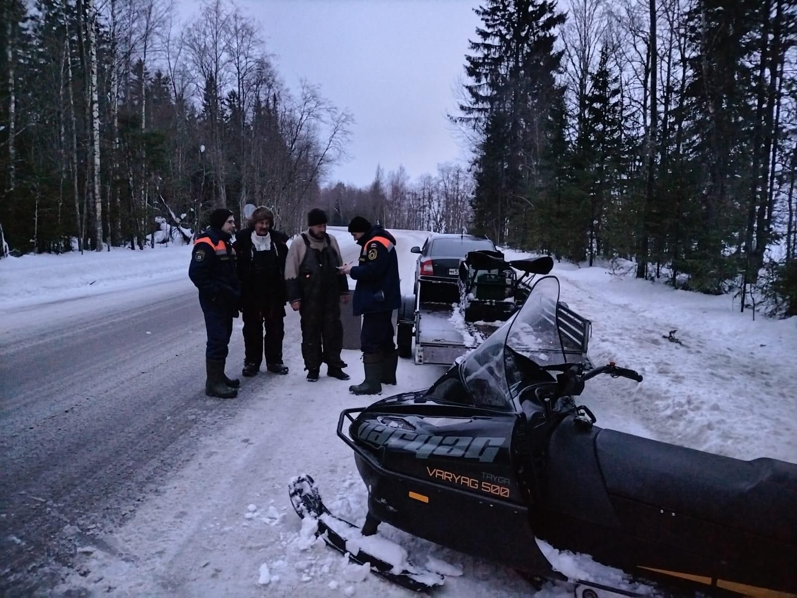 В Карелии рыбак застрял на сломавшейся мотособаке посреди озера