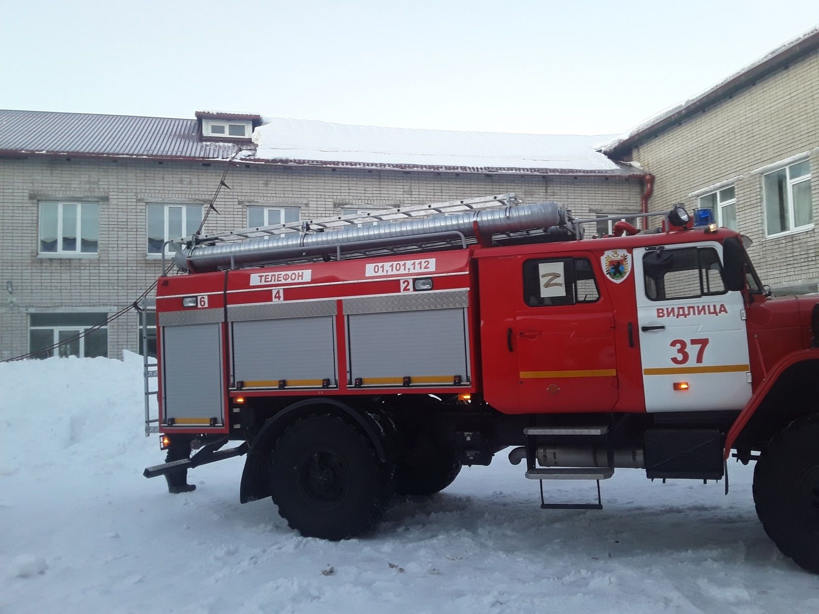 На крыше школы в Карелии сорвало задерживающее снег устройство