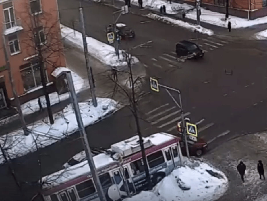 Троллейбус в Петрозаводске вынесло на обочину в центре города