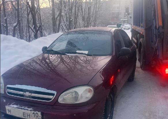 Коммунальщики назвали дворы Петрозаводска, из которых не могут вывезти мусор из-за автомобилей