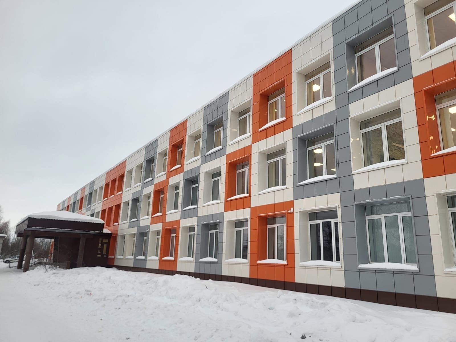 Олонецкую школу № 1 открыли после капитального ремонта