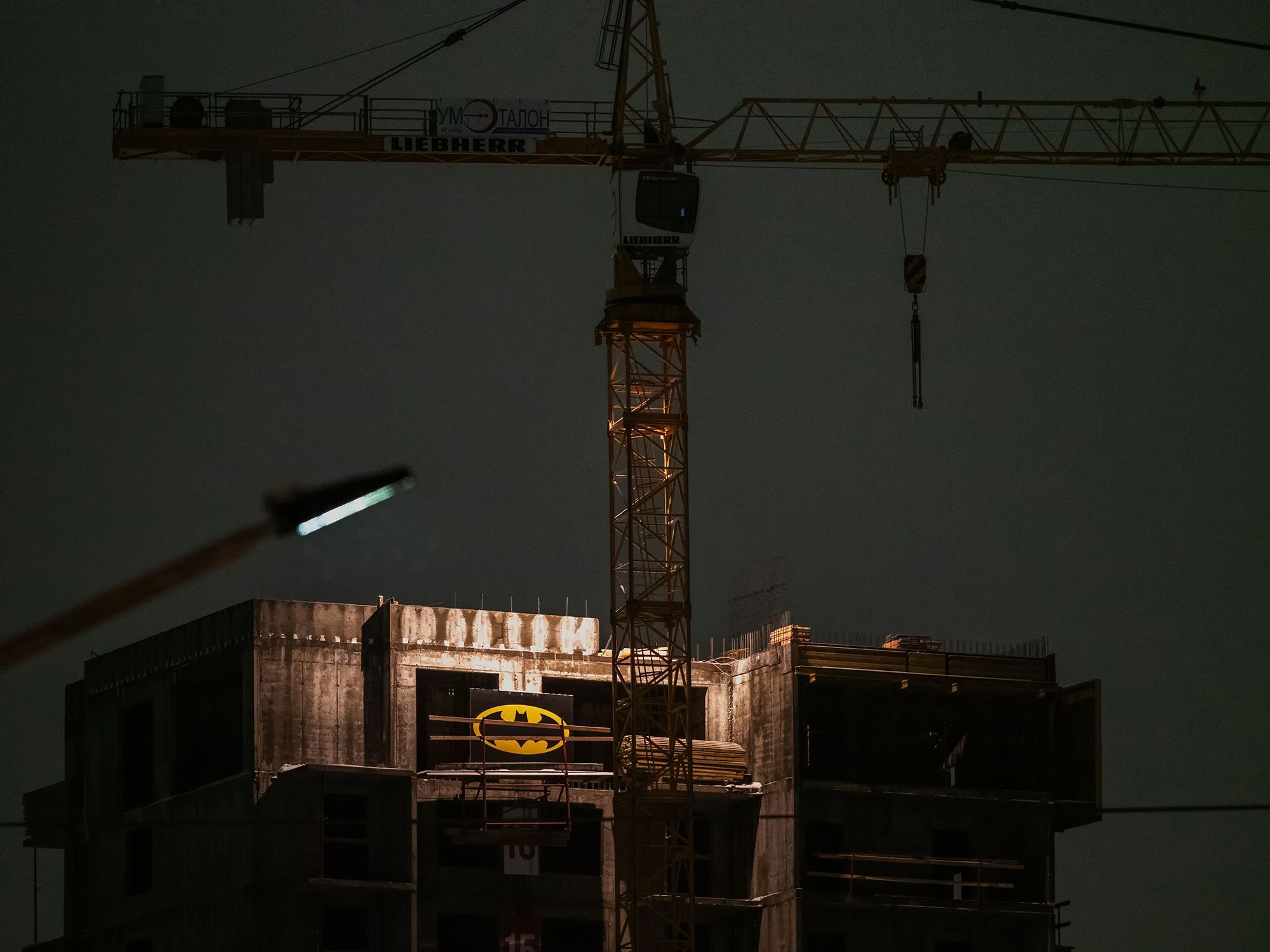 На строящемся доме в Петрозаводске появился знак Бэтмена