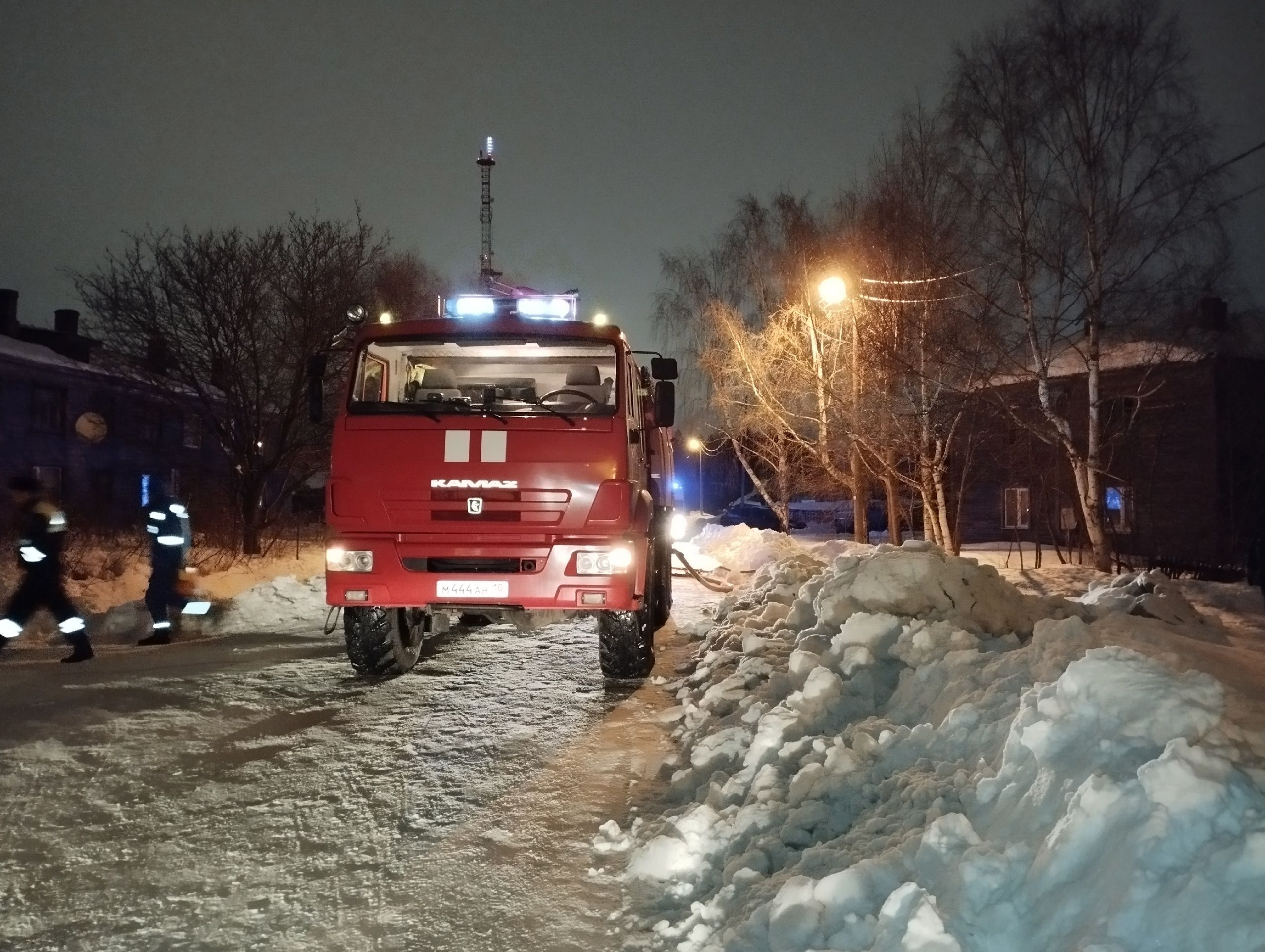 Спасатели тушили пожар в аварийном доме в Приладожье