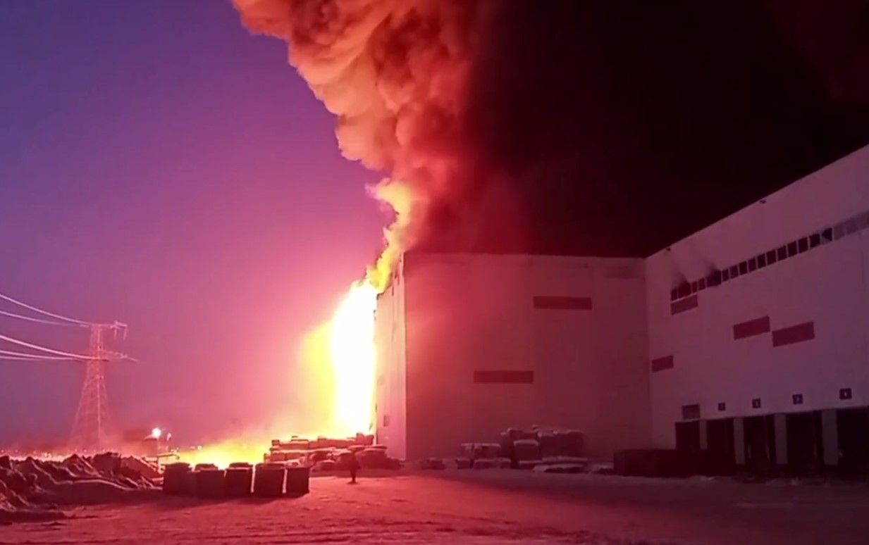 Огромный склад Wildberries горит в Санкт-Петербурге