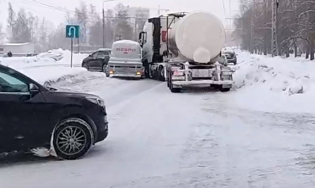 В Петрозаводске из-за аварии с участием автоцистерны оказался заблокирован проезд по Варкауса