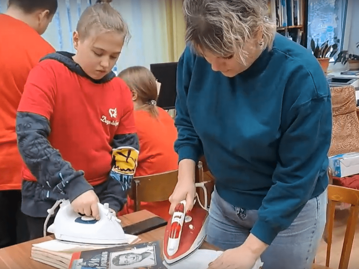 В Медвежьегорской библиотеке сушат книги фенами и утюгами