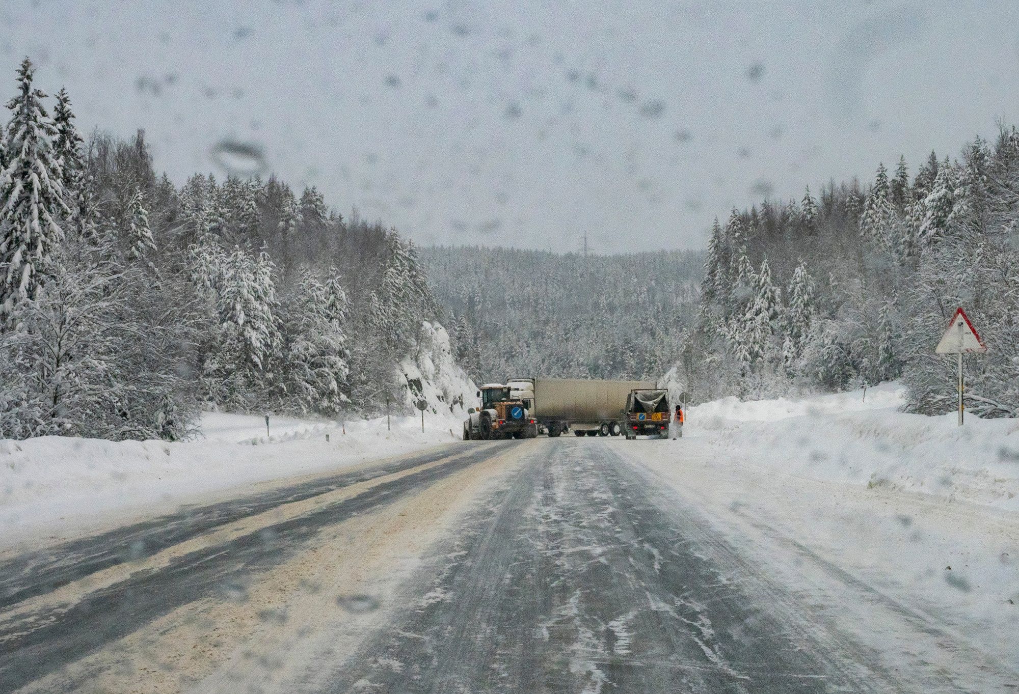Фура перегородила дорогу перед поворотом на Медвежьегорск