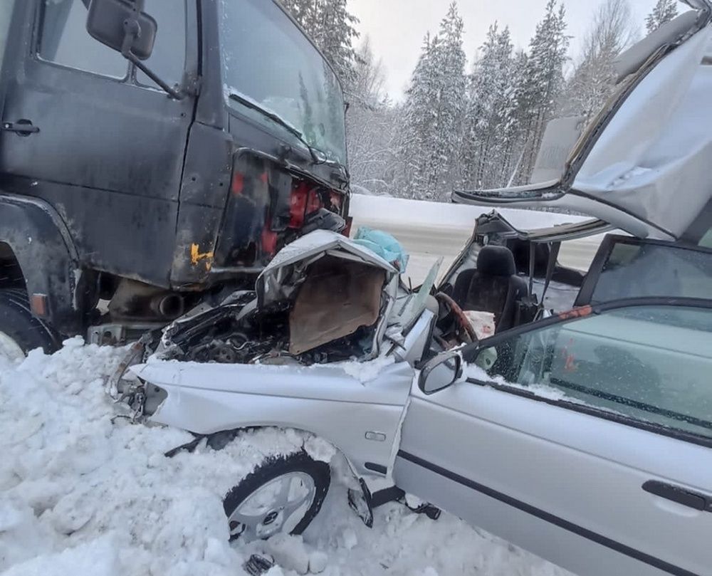 Грузовик смял легковой автомобиль на трассе «Кола» в Карелии