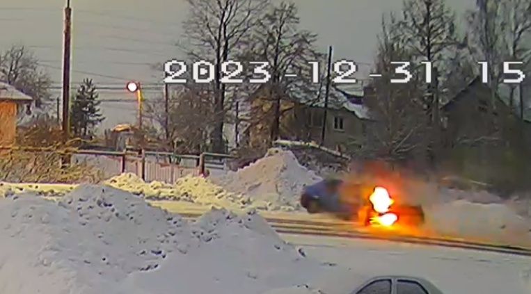 В канун Нового года под Петрозаводском столкнулись две иномарки: одна загорелась, вторая перевернулась