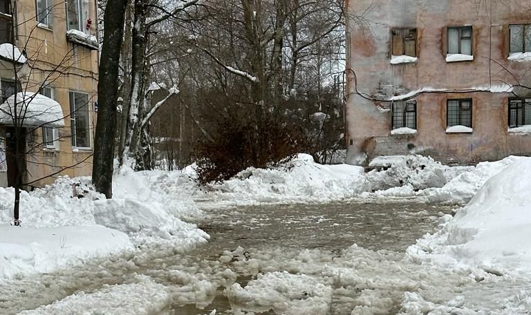 В Сегеже из-за затопленного аварийного дома от воды отключили весь квартал