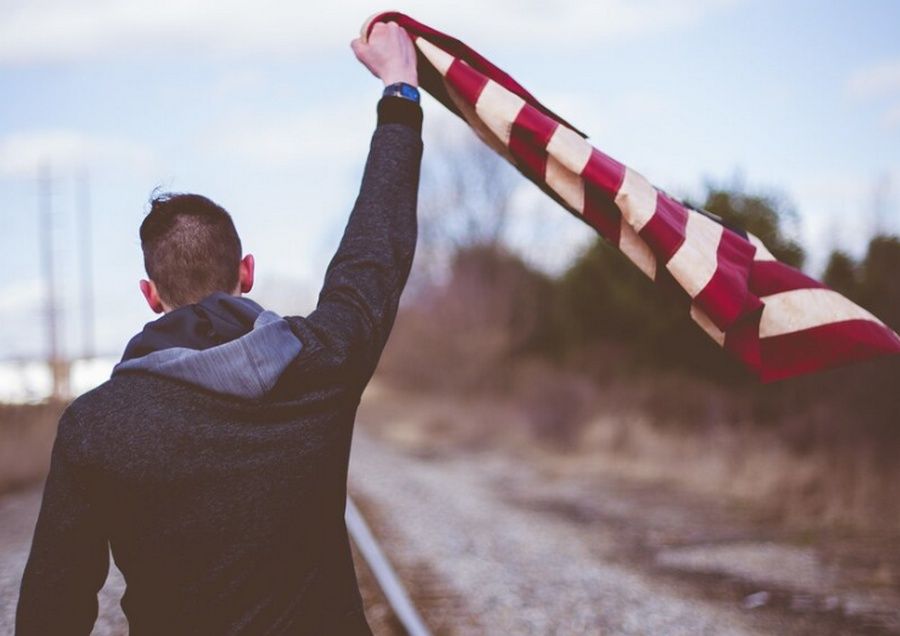 Петрозаводчанин украл рекламный флаг, сломал руку и забыл трофей в травмпункте