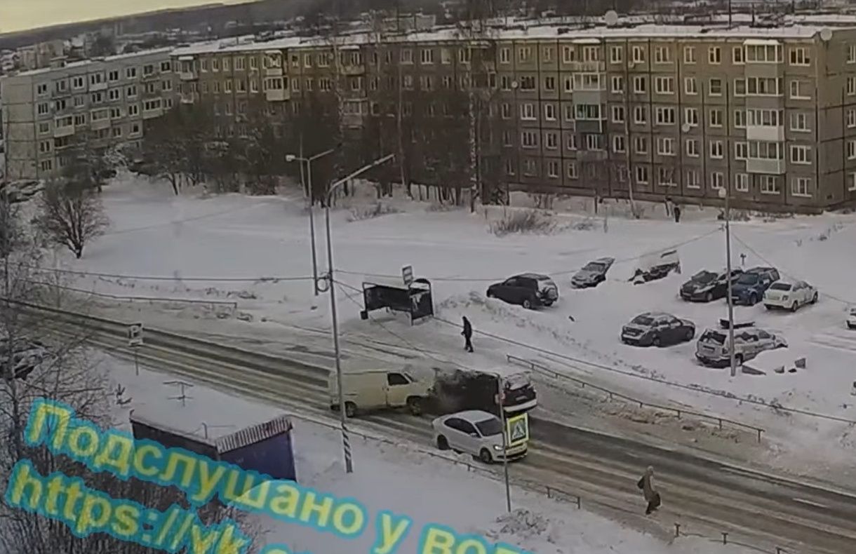 В Петрозаводске жестко столкнулись два микроавтобуса