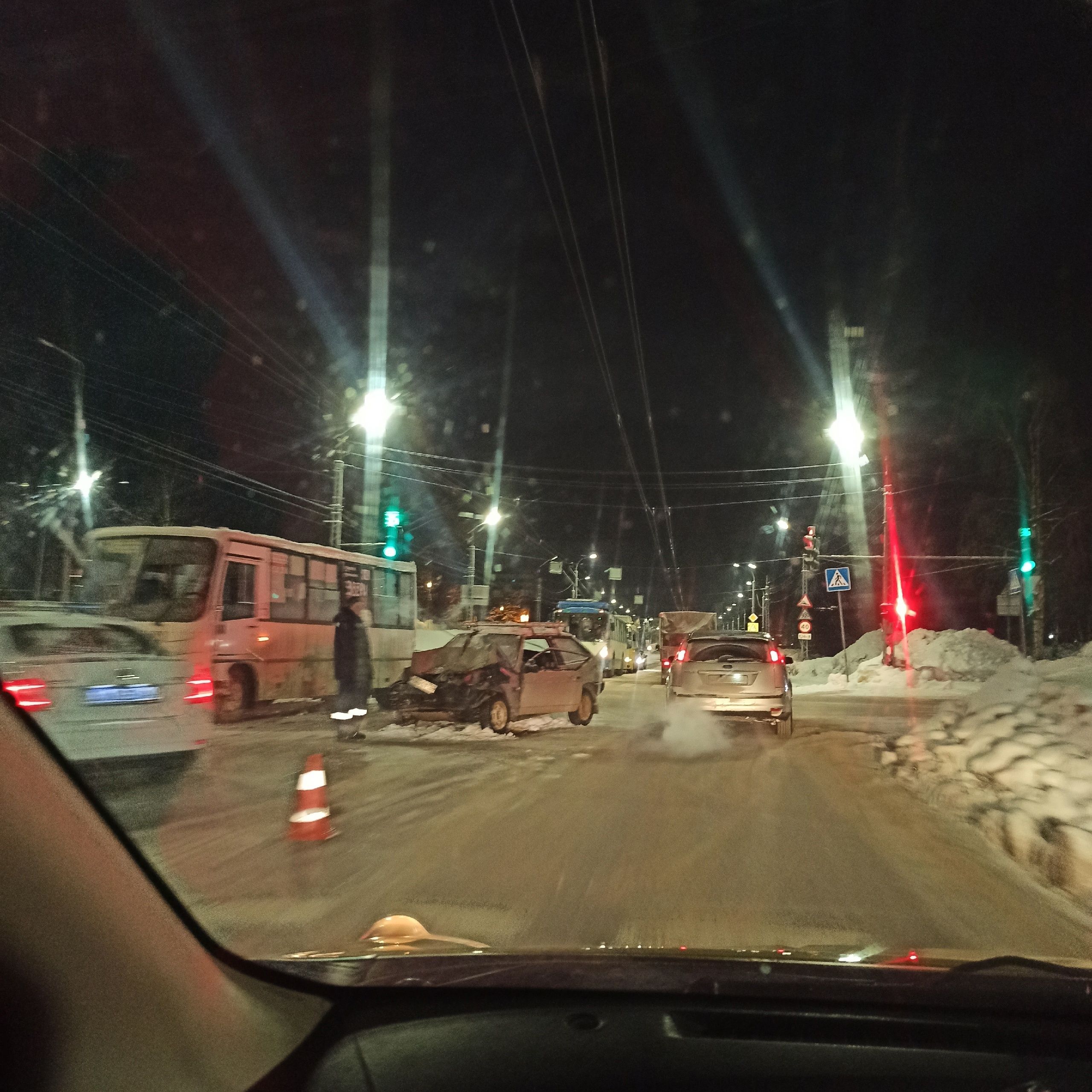 В Петрозаводске легковой автомобиль задымился после столкновения с автобусом