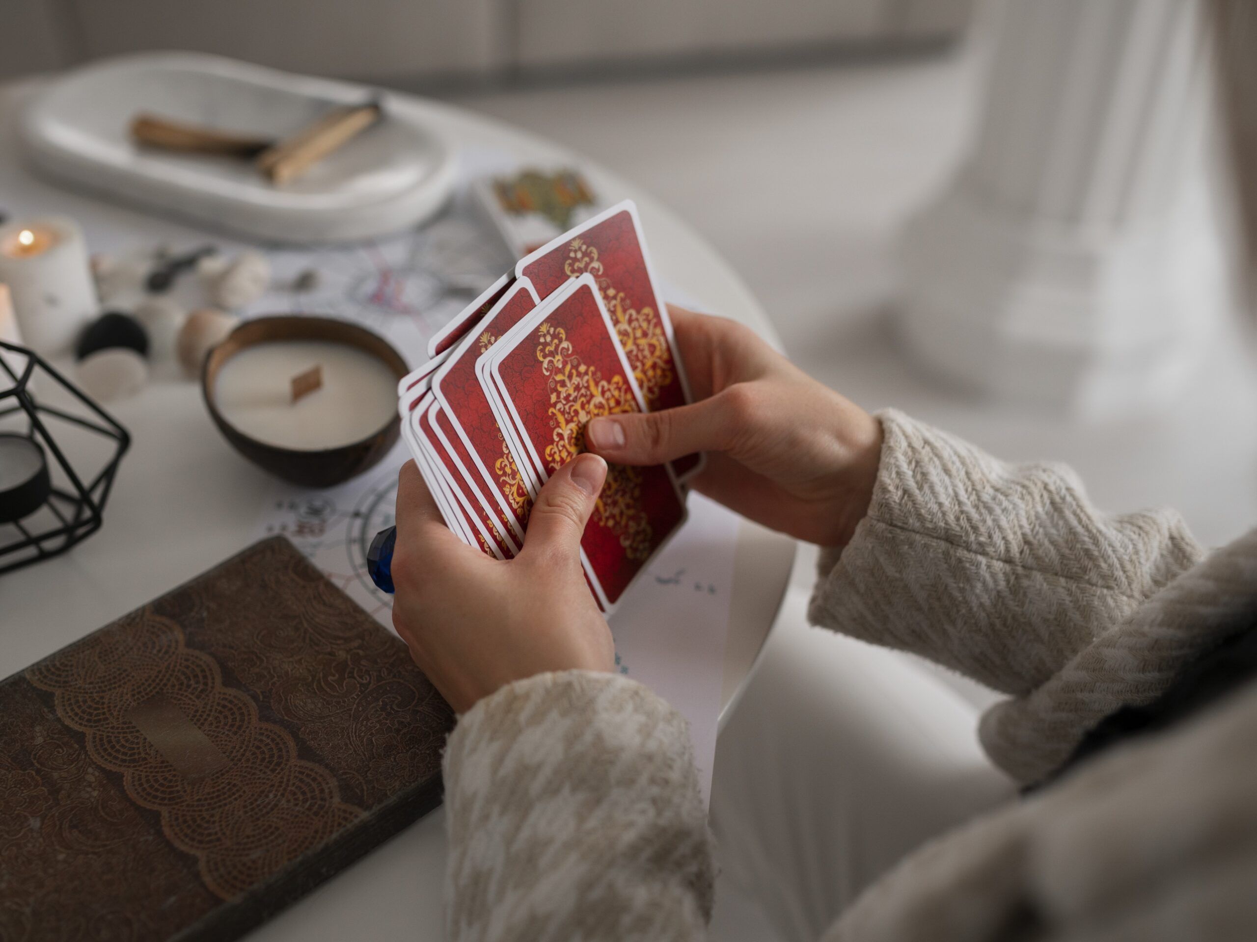 Спрос на тарологов и астрологов вырос в России более чем в два раза