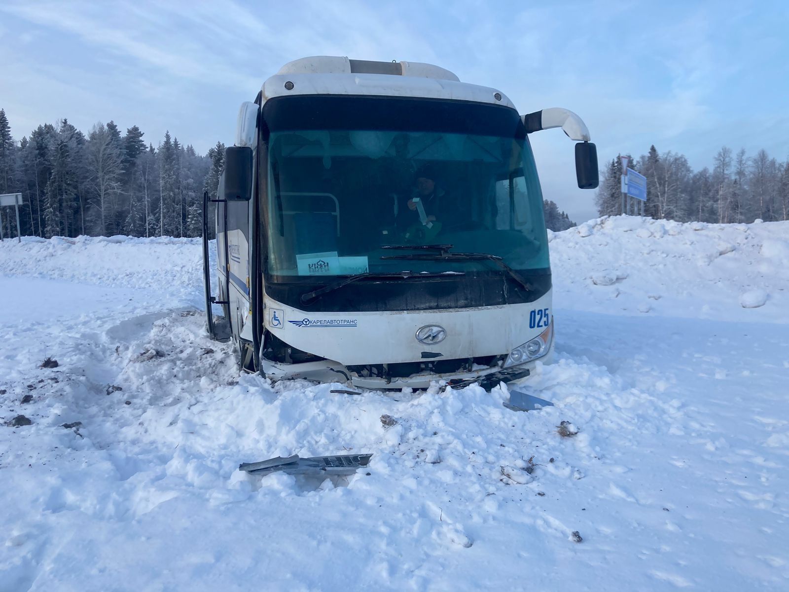 В Карелии пассажирский автобус съехал в кювет, травмирована 25-летняя девушка