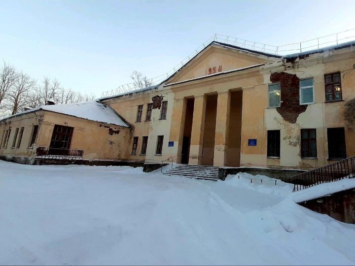 В поселке Надвоицы из-за аварийного состояния закрыли здание терапевтического отделения