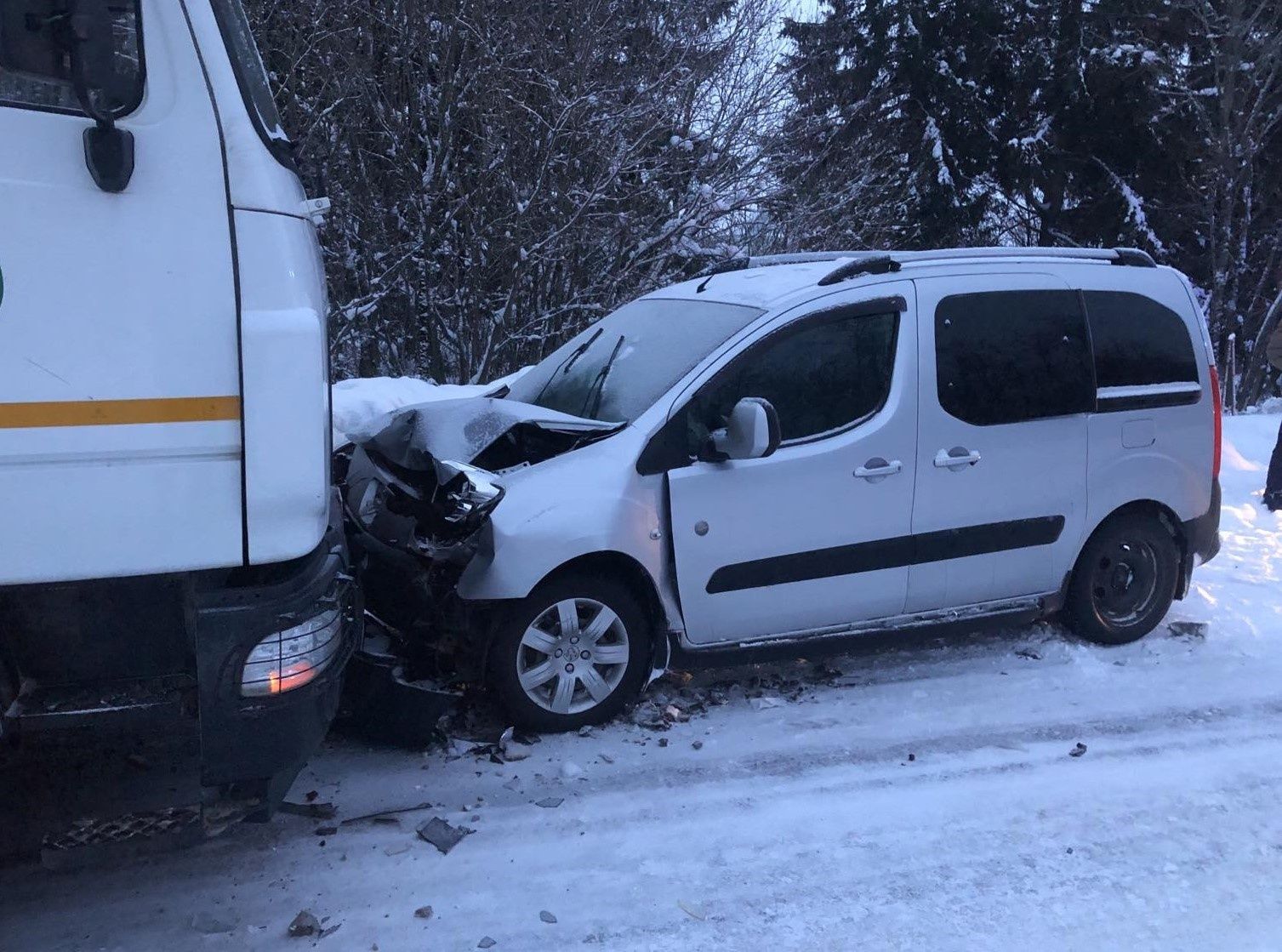 Четыре ДТП, в которых один человек погиб и 10 пострадали, произошло в Карелии накануне