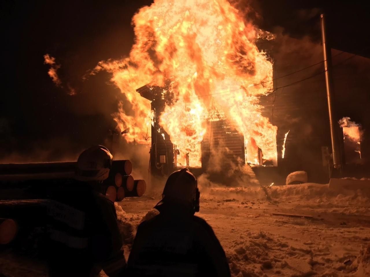 20 пожарных тушили полыхавшую в Карелии пилораму