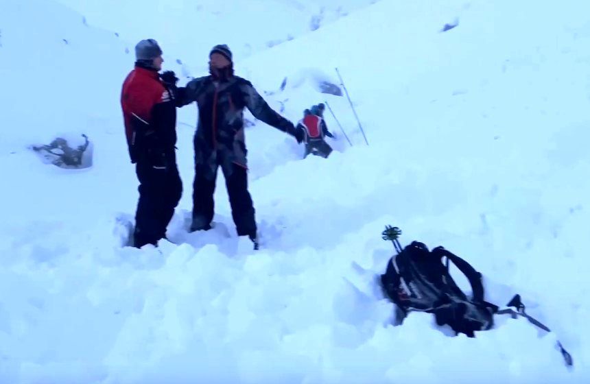 Двое туристов погибли после схода лавины в Мурманской области