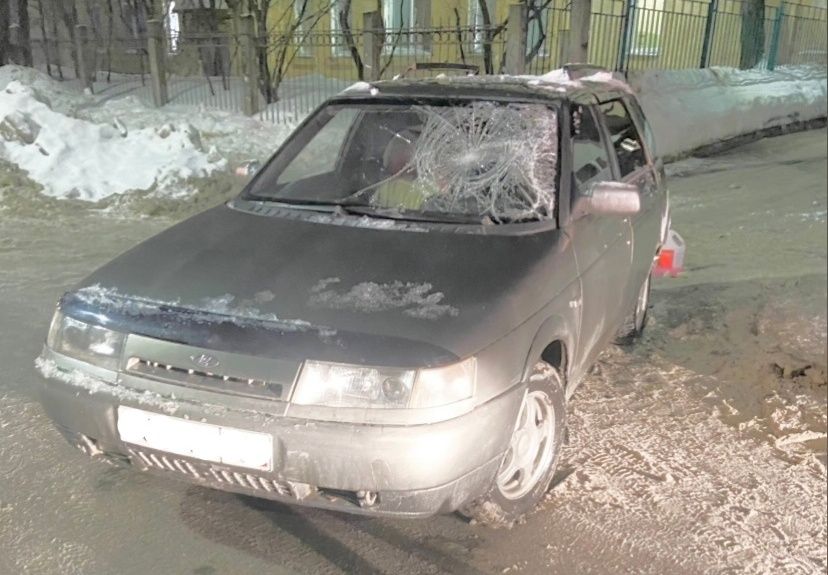 В Петрозаводске пешехода сбили на остановке