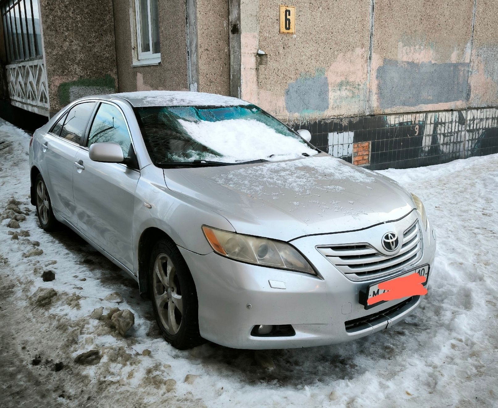 В Петрозаводске ледяная глыба упала на припаркованный автомобиль