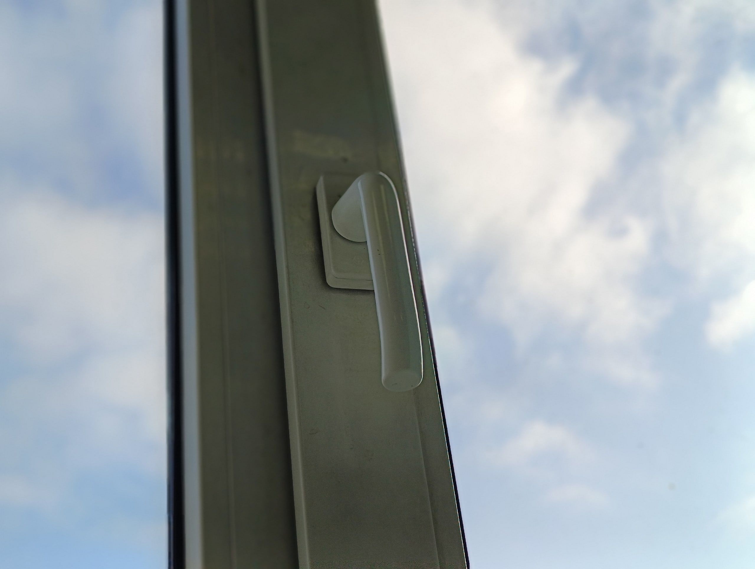 В Петрозаводске 19-летняя девушка выпала из окна на девятом этаже