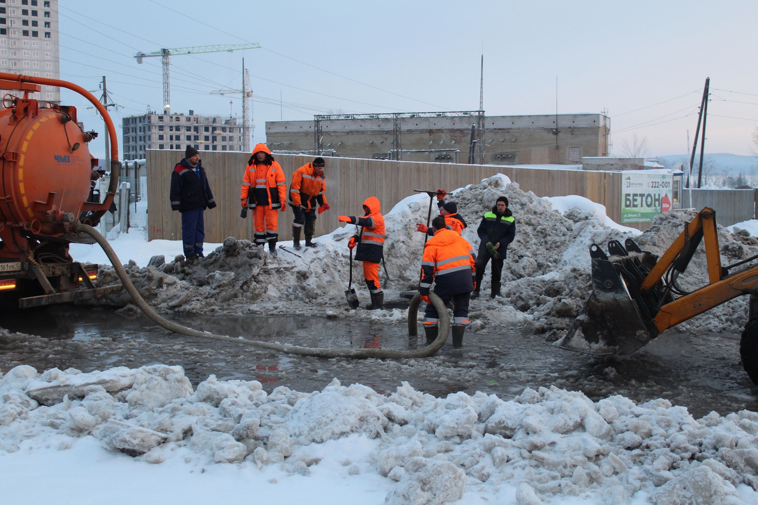Соломенское шоссе в Петрозаводске перекрыли из-за коммунальной аварии