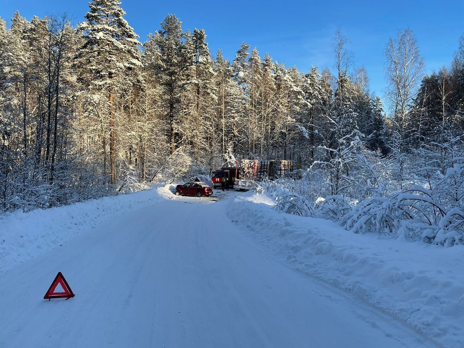 Спасатели оказали помощь женщине после аварии с грузовиком