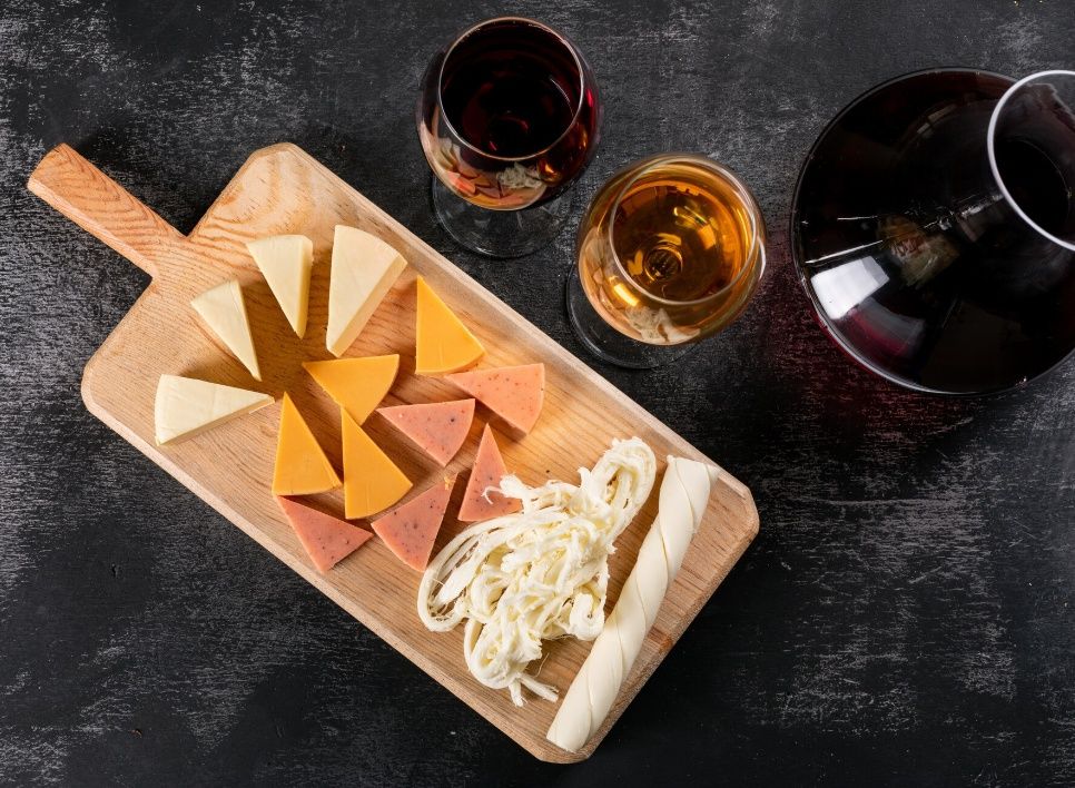 В Петрозаводске 19-летний гурман украл и употребил четыре бутылки коньяка и 16 пачек сыров