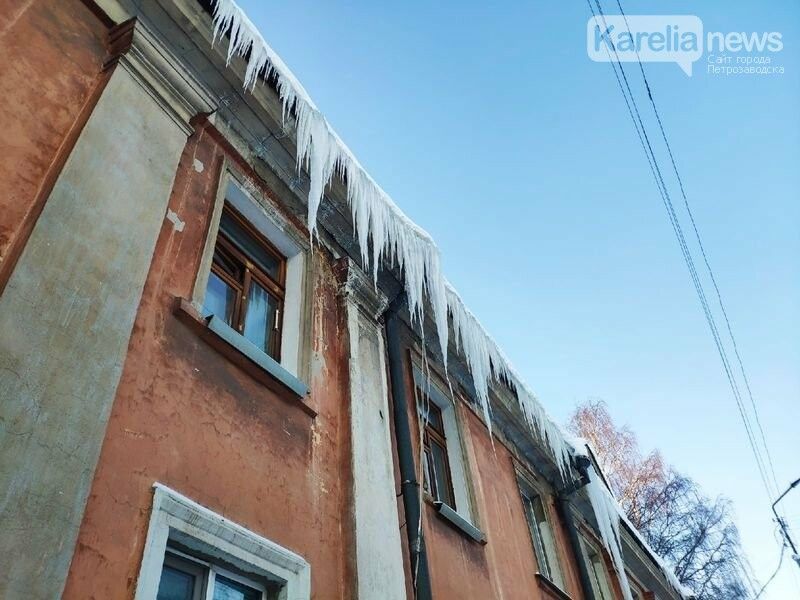 Рейды по крышам домов для борьбы с сосульками начались в Петрозаводске Рейды по крышам домов для борьбы с сосульками начались в Петрозаводске