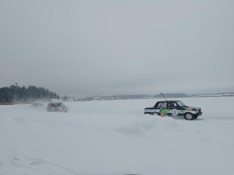 Жители Карелии следили за 25-часовым автомарафоном на льду