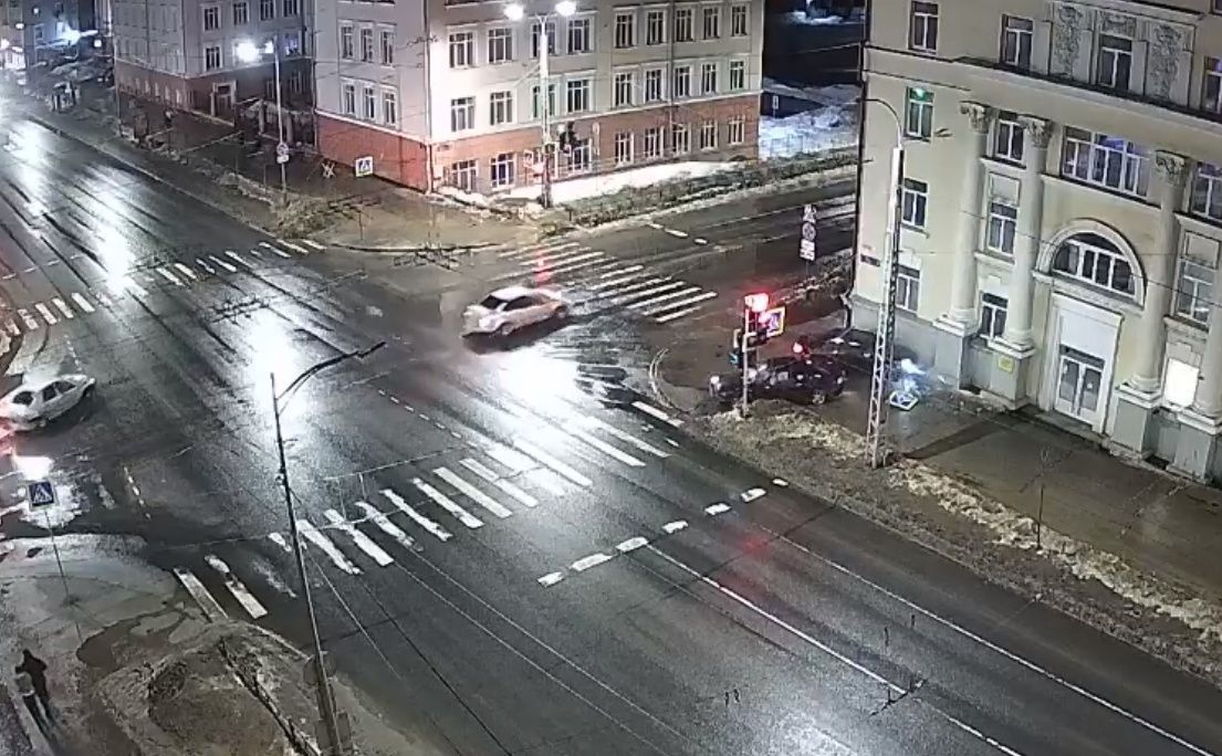 Лишение прав грозит водителю за ДТП, после которого иномарка врезалась в здание ПетрГУ