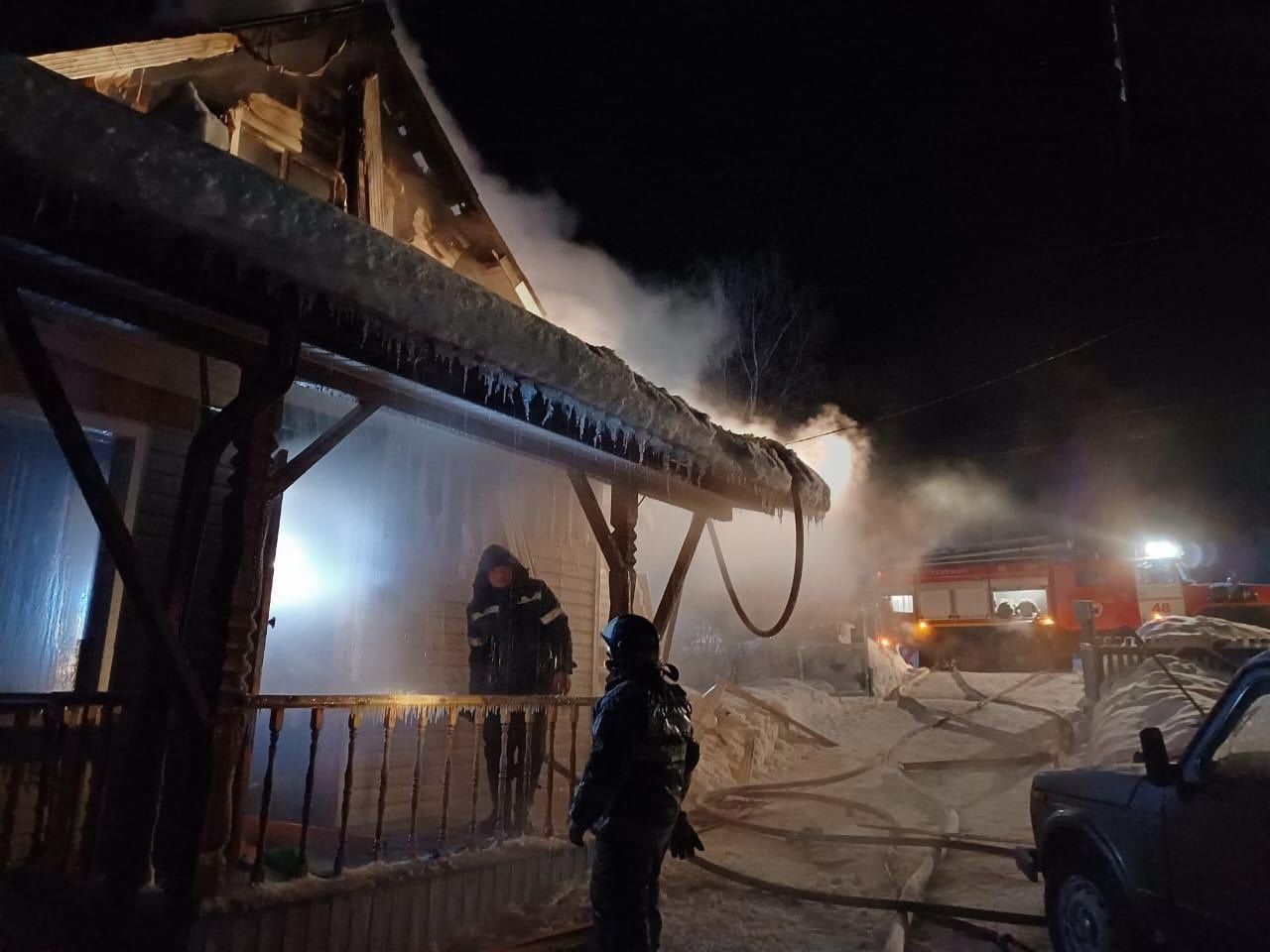 Пожарные из трех поселков более часа тушили возгорание на улице Петрозаводской в Карелии