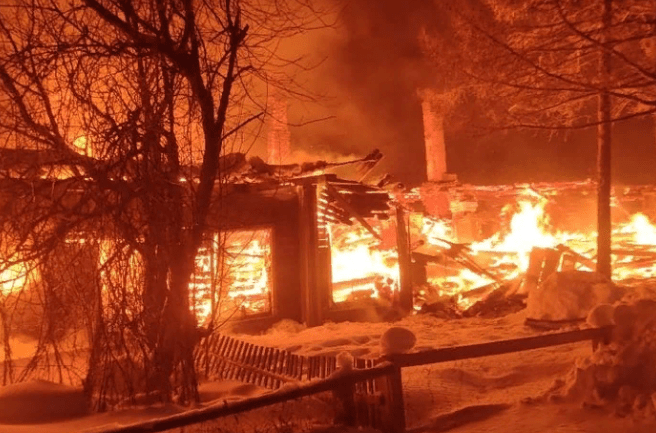 Пожарные в Карелии с трудом доехали до горящего здания по неочищенной от снега дороге