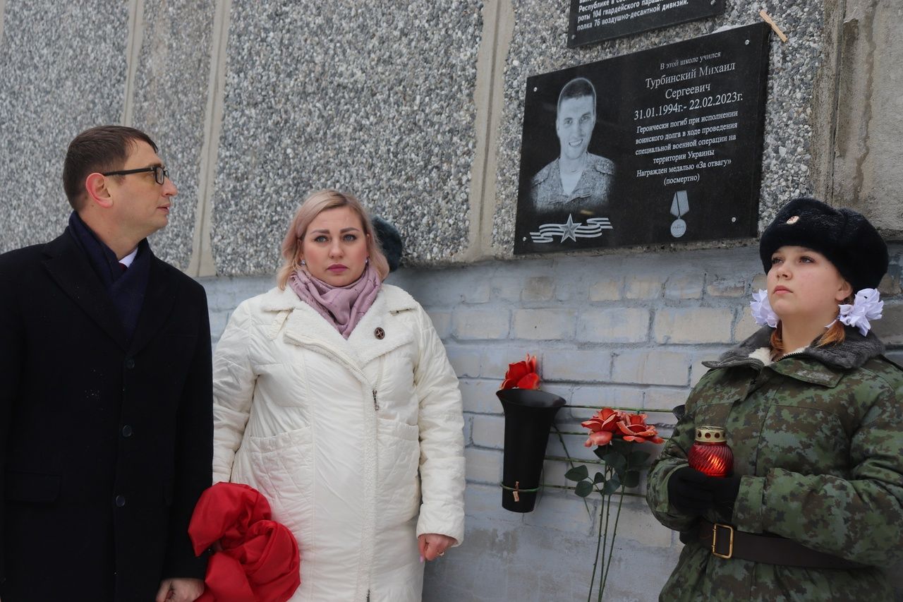 Памятную табличку в честь погибшего на СВО установили на здании школы в Карелии