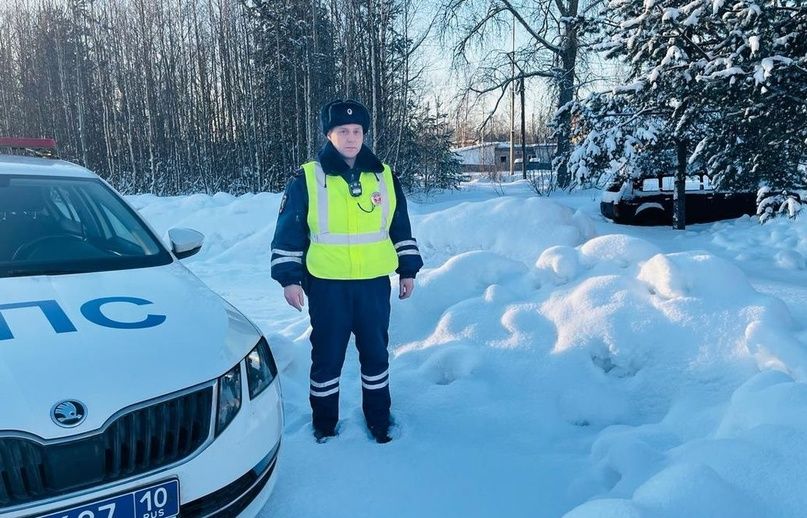 Сотрудники ДПС пришли на помощь дальнобойщику, замерзавшему на трассе в Карелии