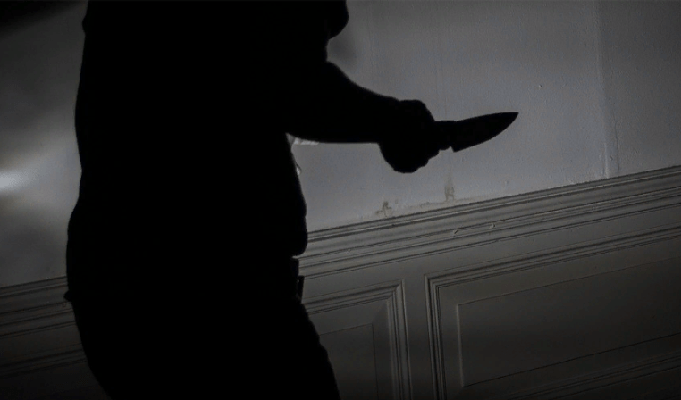 Вооруженный преступник выбил дверь в квартире жительницы Карелии и потребовал денег