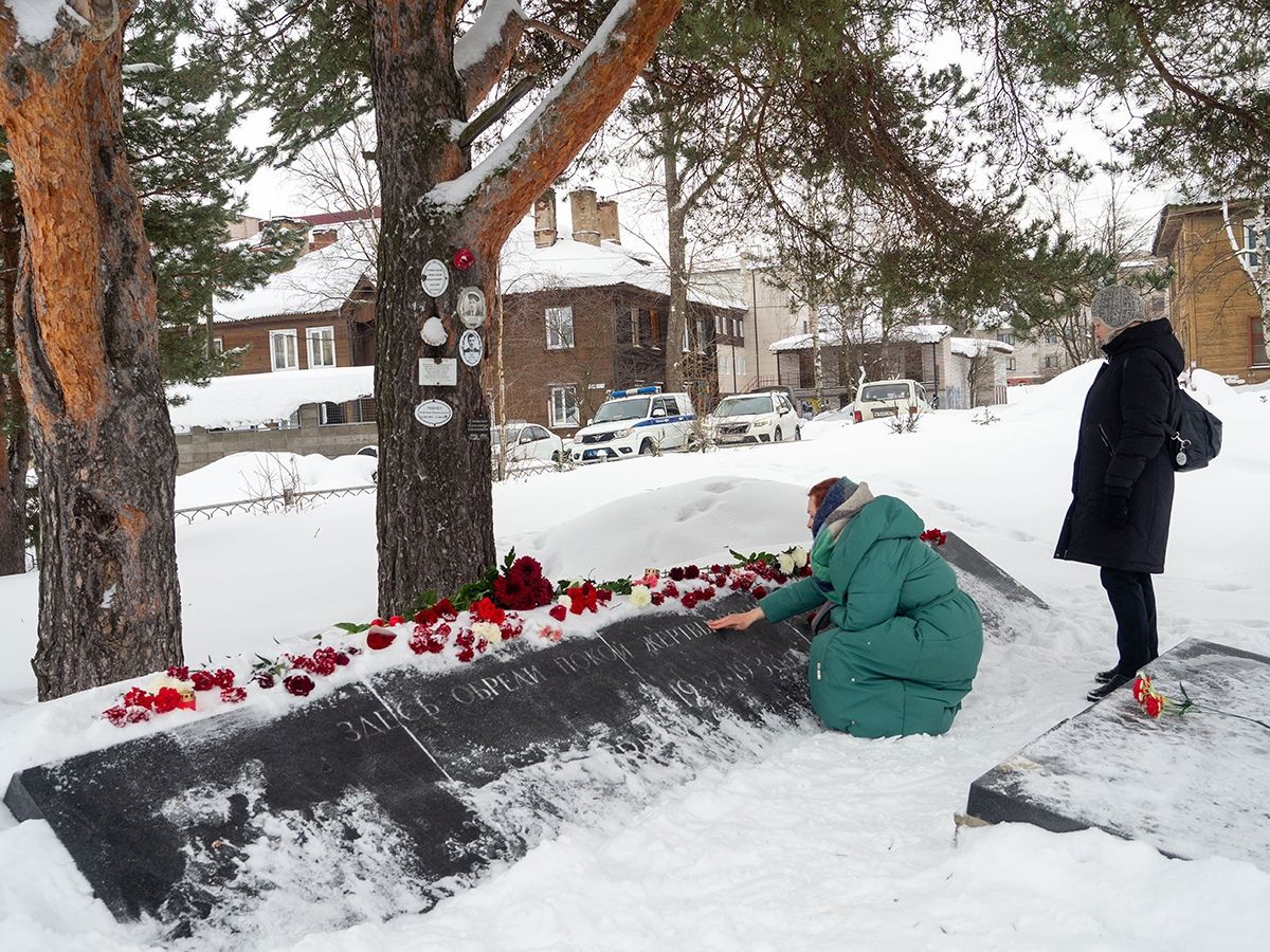 В российских городах убирают цветы со стихийных мемориалов в память Алексея Навального