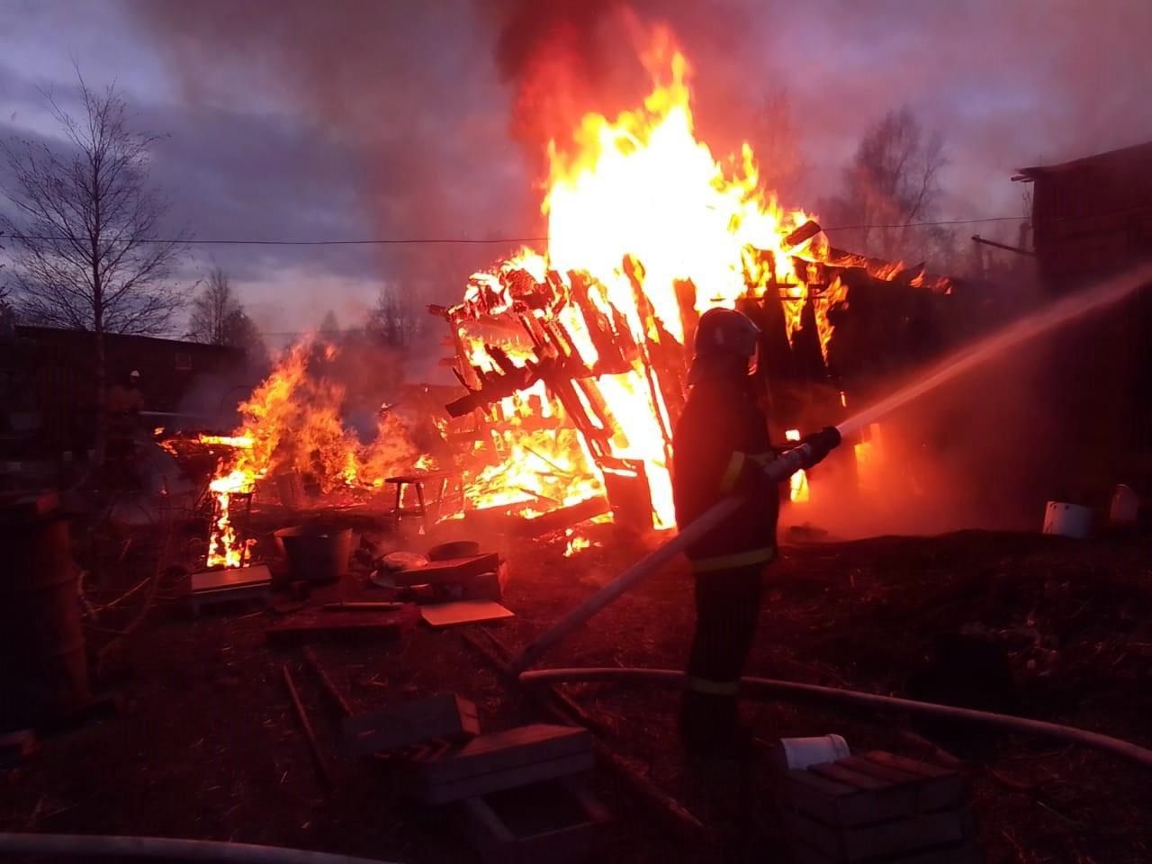 Вечером в пожаре под Петрозаводском погиб человек