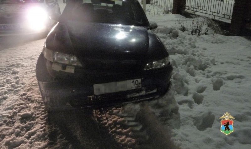 В Карелии 22-летний водитель без прав в попытке уйти от погони ДПС врезался в сугроб