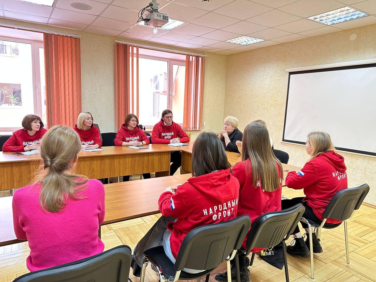 Доверенные лица Владимира Путина встретились с волонтерами, которые собирали подписи