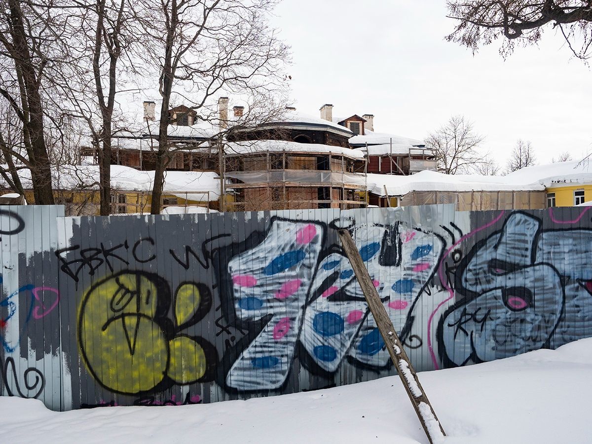 Пленка порвалась, забор наклонился. В каком состоянии находится Дом горного начальника в Петрозаводске