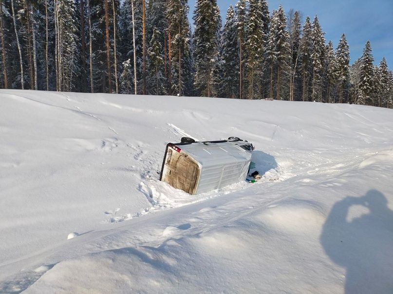 Фургон «вылетел» в кювет на трассе в Карелии