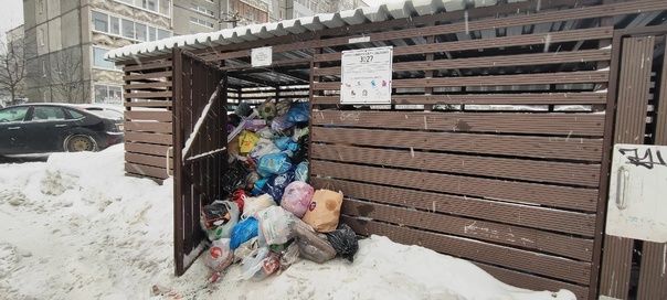 Припаркованные машины в Петрозаводске мешают спецтехнике вывозить мусор