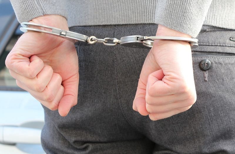 В Беломорске гость попытался задушить хозяина квартиры