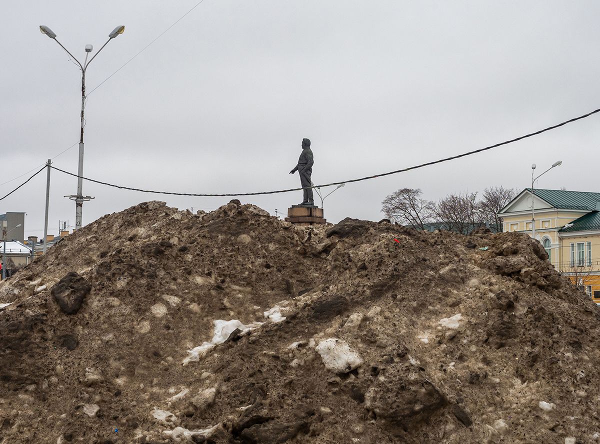 Горы грязного снега изуродовали Петрозаводск