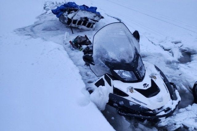 В Карелии компания рыбаков застряла на снегоходах вдали от берега