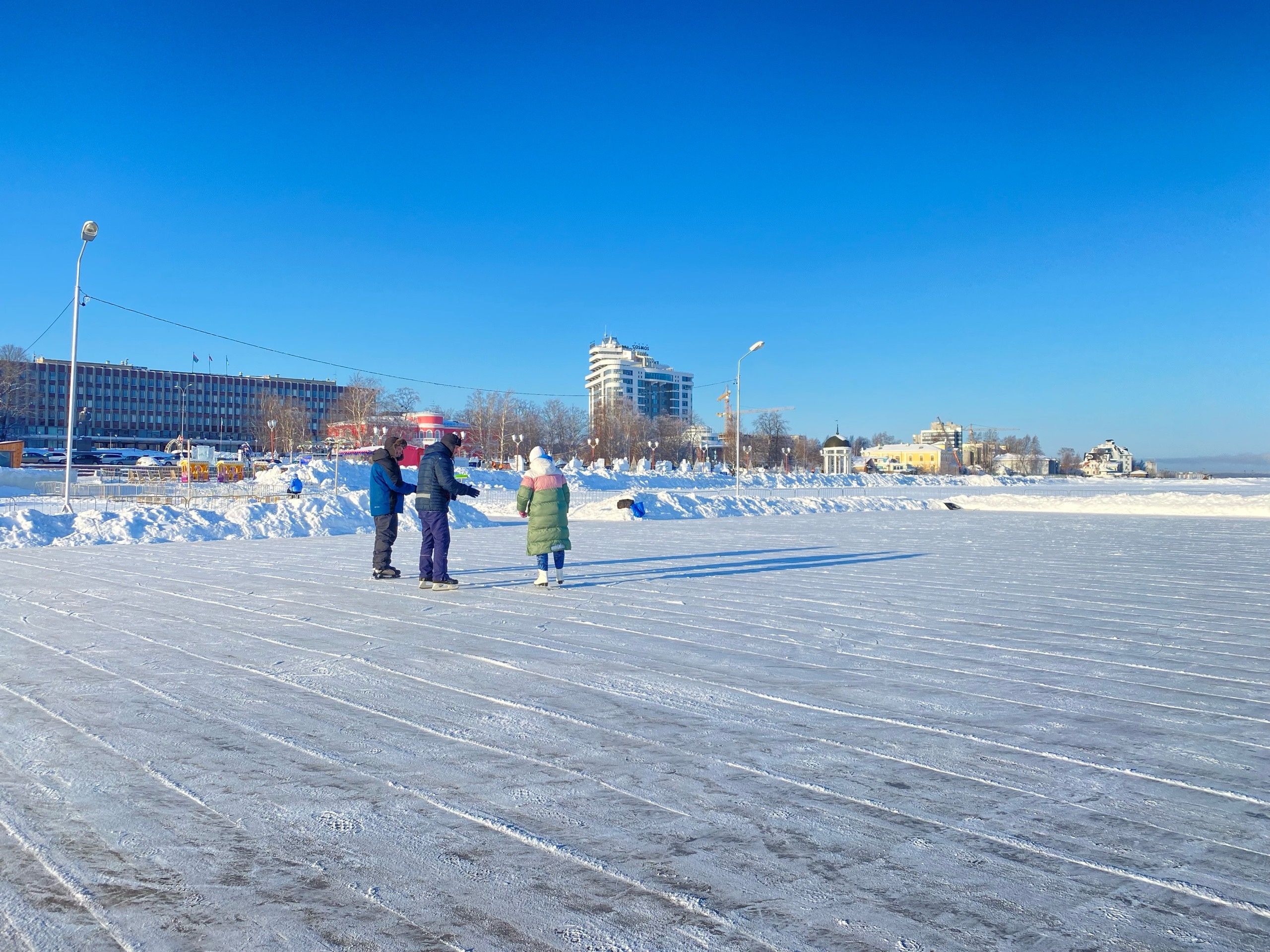 Каток на набережной примет соревнования по метлохоккею